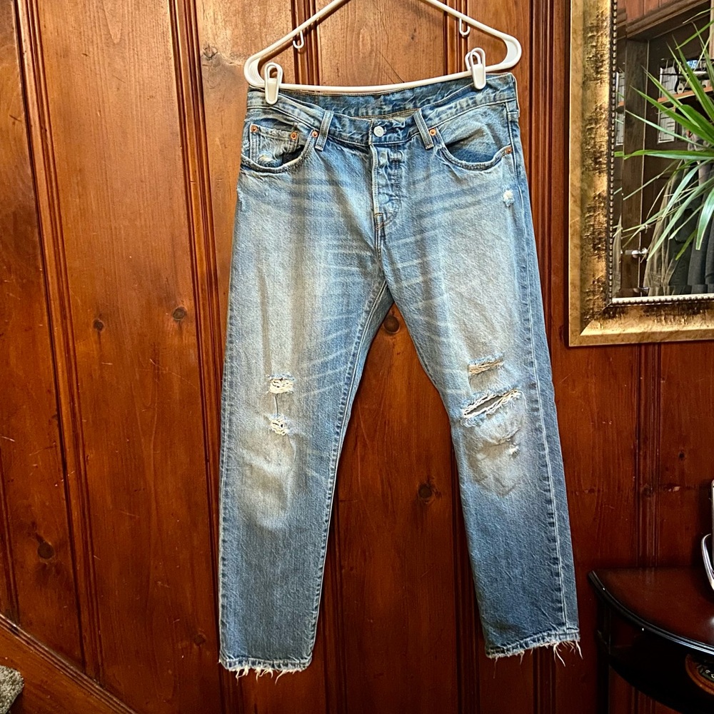 Distressed Levi’s size 28x 32